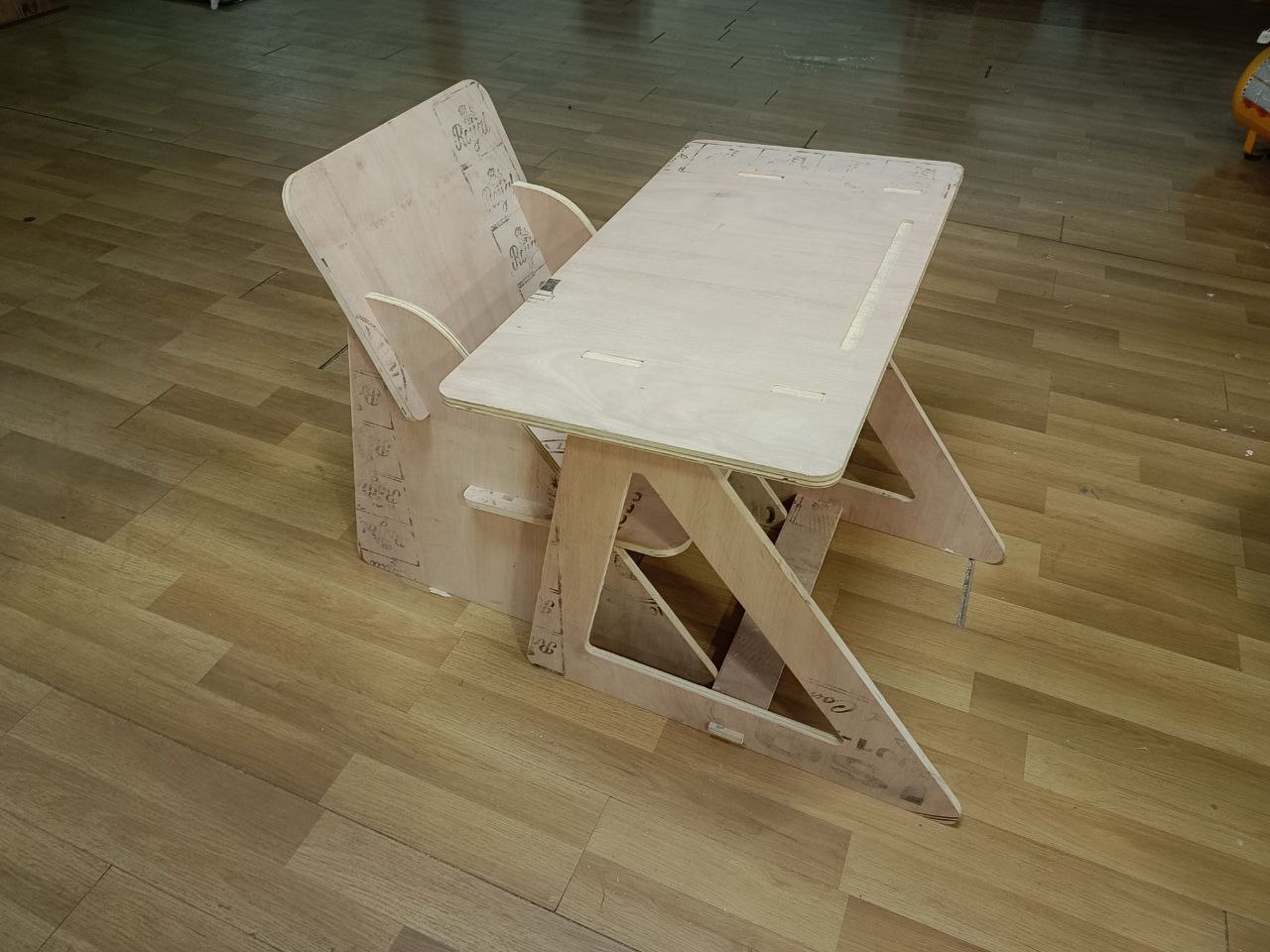 Bàn và ghế (DG 29)